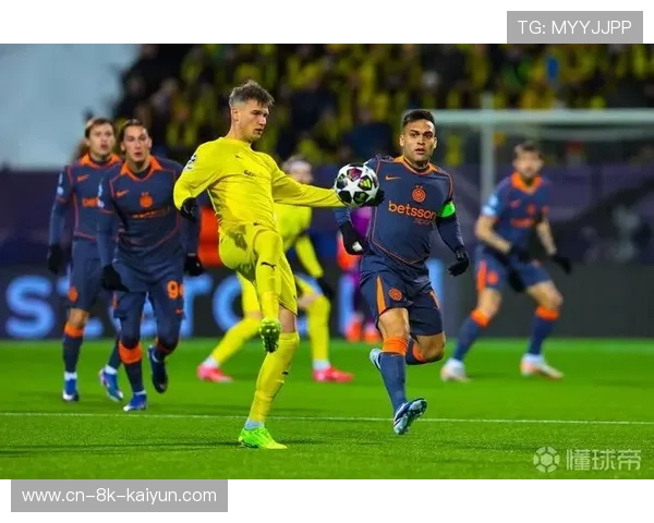 终场哨响,国际米兰球员低头离场,挪威冰雪中吞下耻辱失利 终场哨响,国际米兰球员低头离场,挪威冰雪中吞下耻辱失利